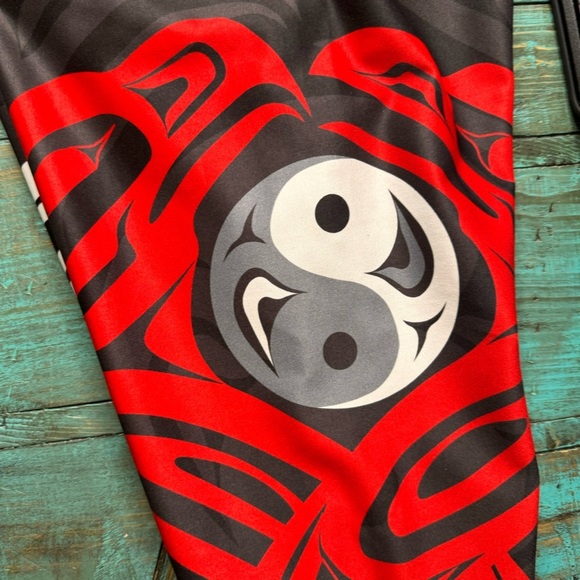 Nominou Eagle & Raven Yin Yang Capri Leggings Size Medium First Nations Native - Picture 5 of 9